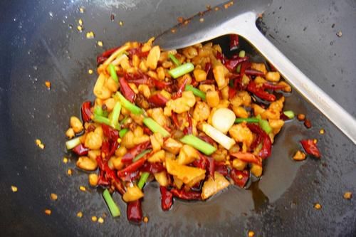  干辣椒段|辣子鸡丁，用鸡腿还是鸡胸？教你正确做法，鸡丁嫩滑好吃不发柴