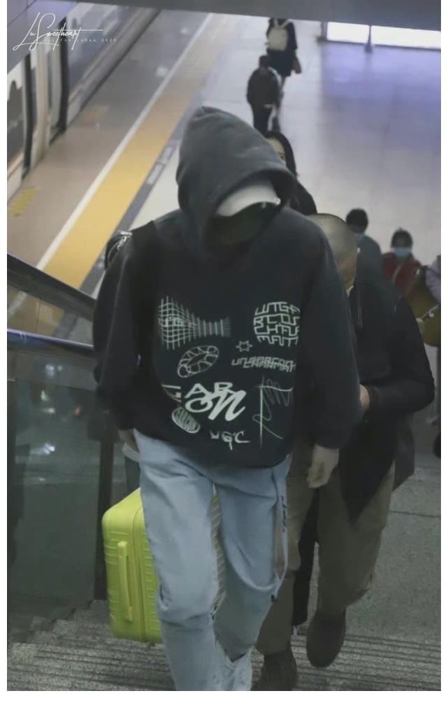 邓超|鹿晗亮相西安录制新节目，恰逢回国七周年，偶像转型实力演员