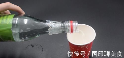 你家有废旧的塑料瓶吗？简单一改造放在厨房，一年能省下不少钱