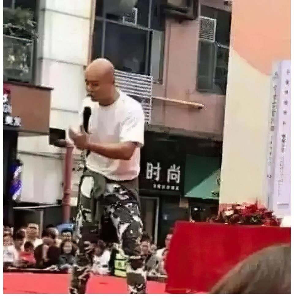 金星|乐嘉辟谣强吻谢娜,三婚二离的他,从爆红到销声匿迹都经历了啥?