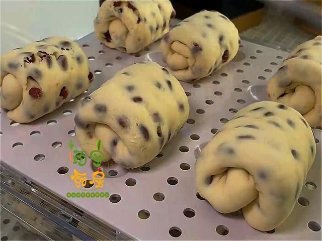 红豆别再煲粥了，教你好吃做法，一擀一折，零添加超好吃