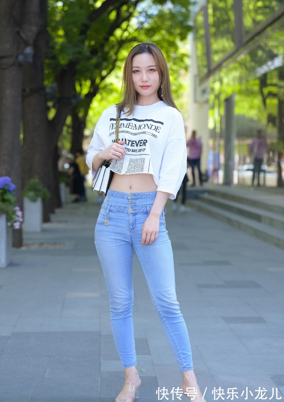 半身衣|小姐姐身穿白色长袖半身衣,搭配蓝色紧身牛仔裤,走在街上很时尚