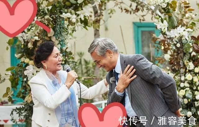 李亞鵬亮相央視綜藝，穿藍(lán)袍與撒貝寧組CP，合唱王菲的歌不尷尬