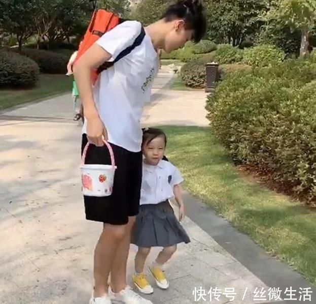 妹妹|和相差20岁的妹妹逛超市,哥哥蹲地诉苦,妹妹:凭啥只给嫂子买?