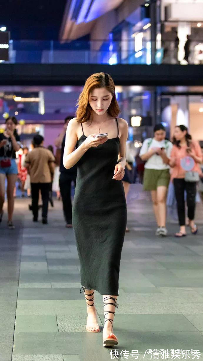 高跟鞋|美女脚上搭配着一双渐变色的高跟凉鞋，气质优雅，时尚又靓丽