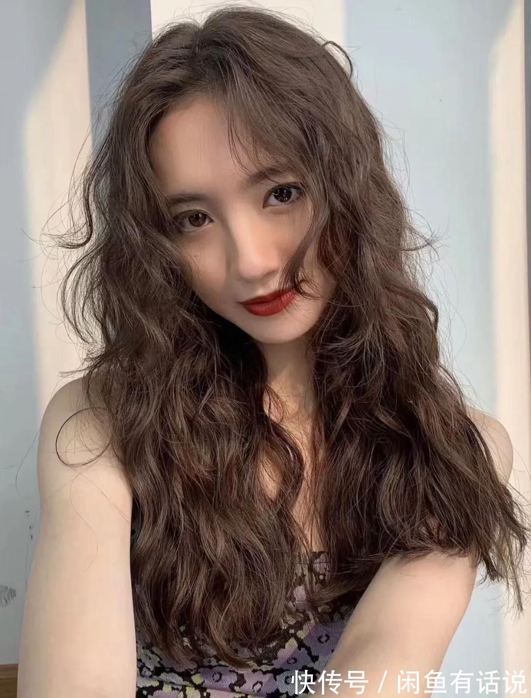 蛋蛋卷 减龄不一定要烫羊毛卷,太挑人!今年流行“慵懒卷”,很有女人味