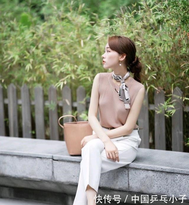 有气质 简约又精致的职场穿搭,会让整个人更加精神,甚至可以美成焦点