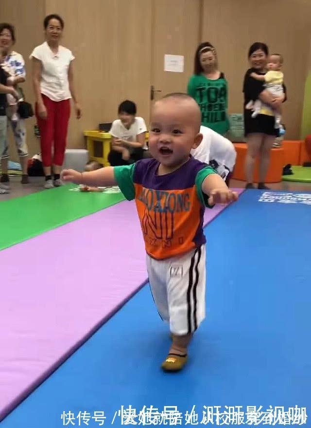 宝宝们|宝宝参加爬行比赛,半路却学会“走路”,其他宝宝一脸懵:他犯规