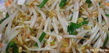 炒豆芽时，直接炒就“废”了，多加一步，豆芽香脆，不出水