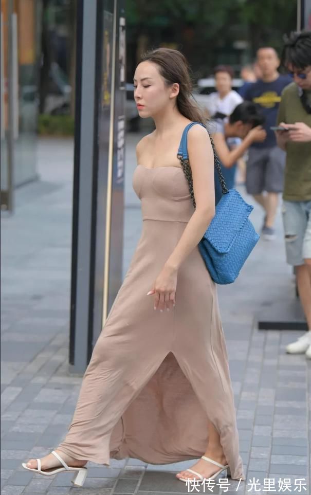 表姐|表姐这“肉色”连衣裙,把气质提升了一个档次