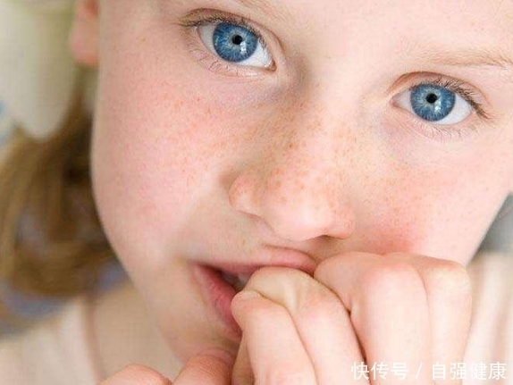 指甲|14岁女孩咬指甲的心理原因，啃指甲有什么办法治疗？