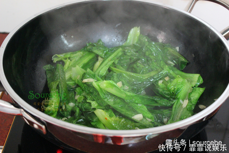 炒油麦菜时,多加一步,翠绿爽口,清香味美,比饭店还好吃