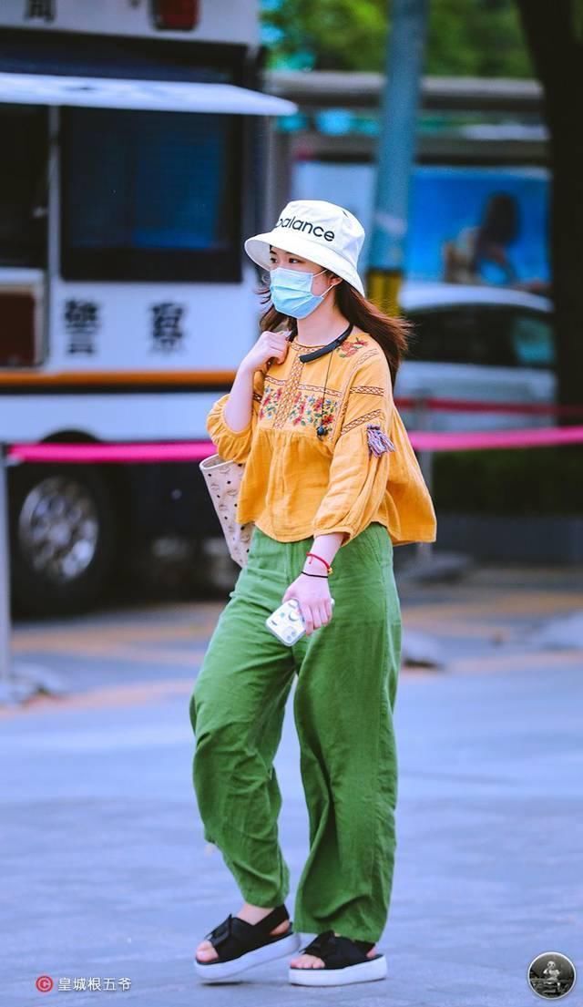 街拍大多数女孩子都喜欢的穿搭,时尚达人教你怎样搭配出大长腿