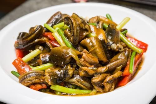 谨记|黄鳝好吃腥味重，大厨分享技巧，谨记2个步骤，又香又嫩无腥味