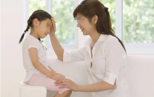 小茹|孩子见到陌生人第一反应,能看出父母家教如何,别把不说话当内向