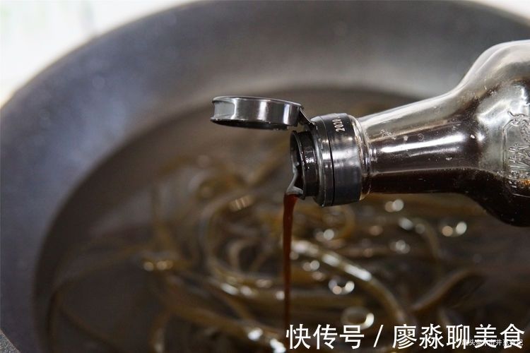 蒜汁|清爽开胃的凉拌海带丝做法,好吃到停不下来,多一步味道就香了