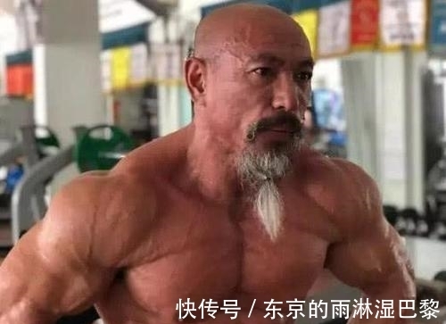 龟派气功|64岁大爷健身10年,长相身材似龟仙人,网友:来一个龟派气功