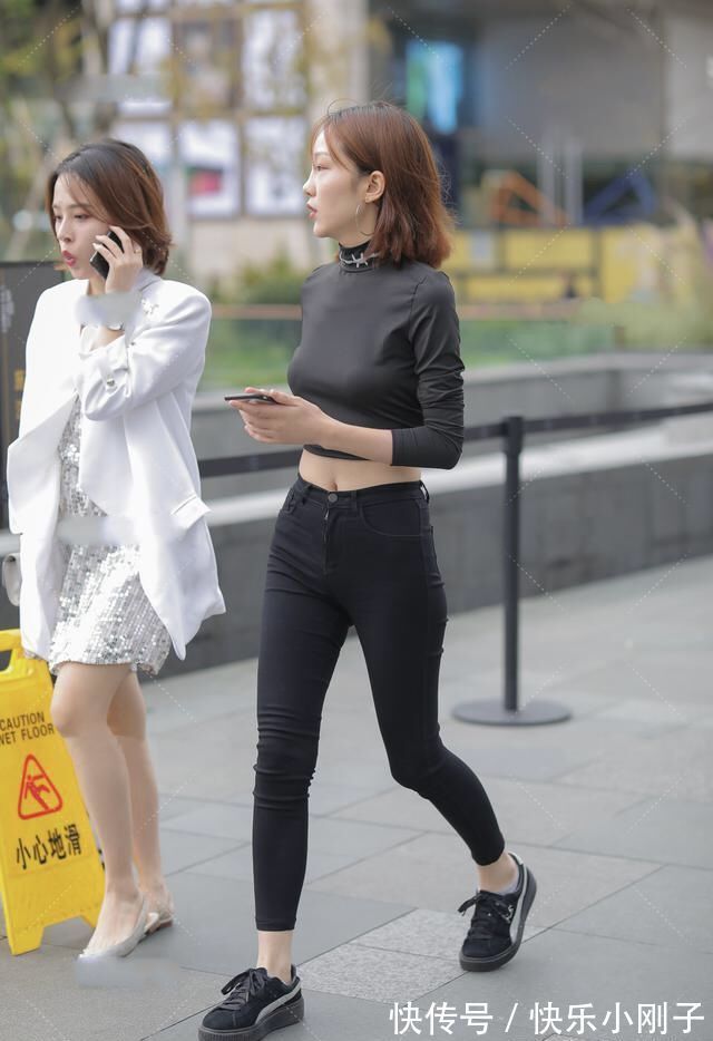 上衣 黑色半高领露背装,搭配黑色紧身裤,酷飒时髦的纯黑色套装