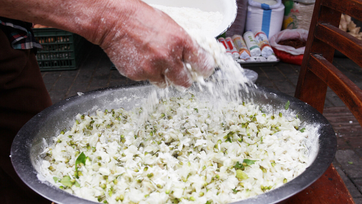 槐花饭|蒸米饭,多加一样槐花,教你3个小妙招,清热消火,清香扑鼻