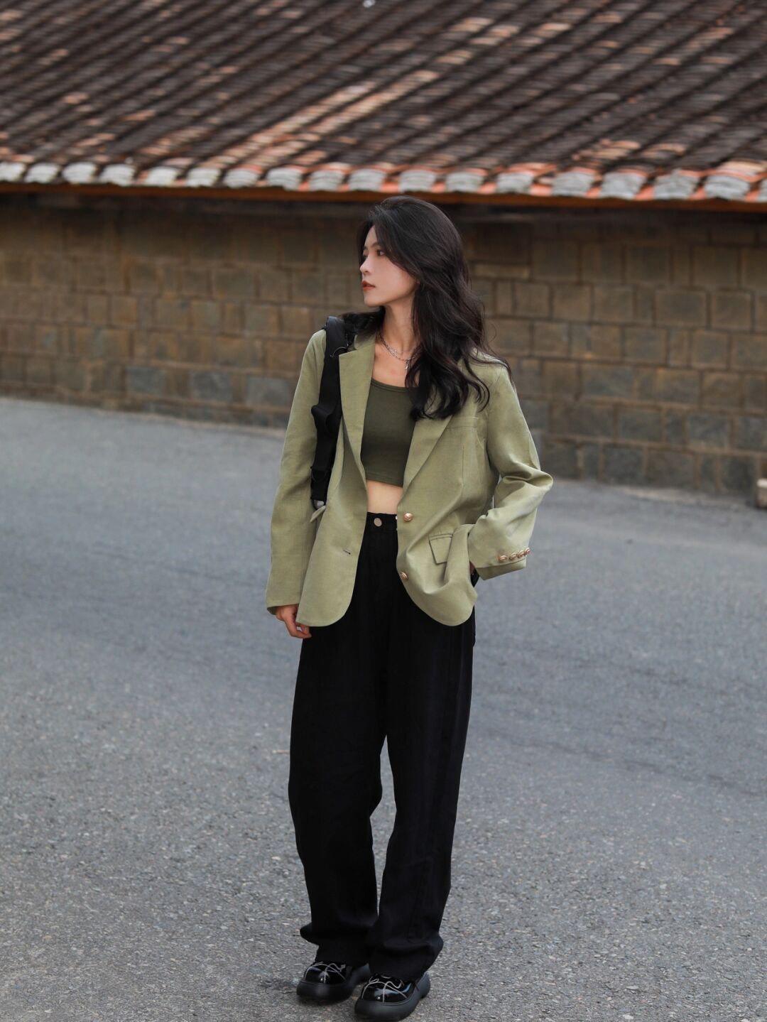 西装外套 秋冬怎样穿出学院风?黄色毛衣+格子半身裙,减龄又时尚!