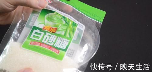 小苏打和白糖加在一起，作用太棒了，解决了很多家庭的烦恼，很实用