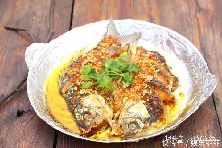 简单家常菜:麻辣干锅小土豆,平锅大鲫鱼,豆角肉末拌面