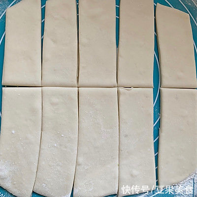 #暖冬酱在手,嗨吃部队锅#大骨煳锅贴