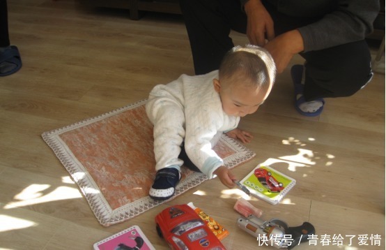 宝宝“抓周”,爸爸随手放下一个“小东西”,一家人笑容逐渐消失