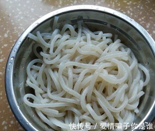 红虾白菜粉丝汤,粉丝滑溜筋道,汤汁味美