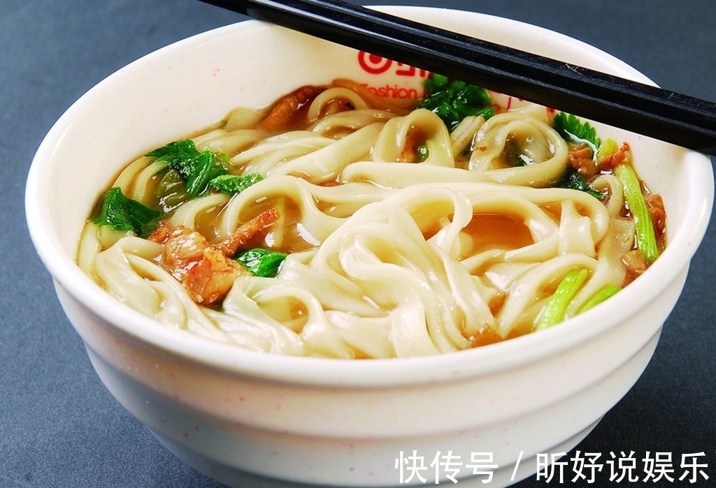 煮面条时,万万不能直接下锅,做好这2步,面条不黏腻还劲道
