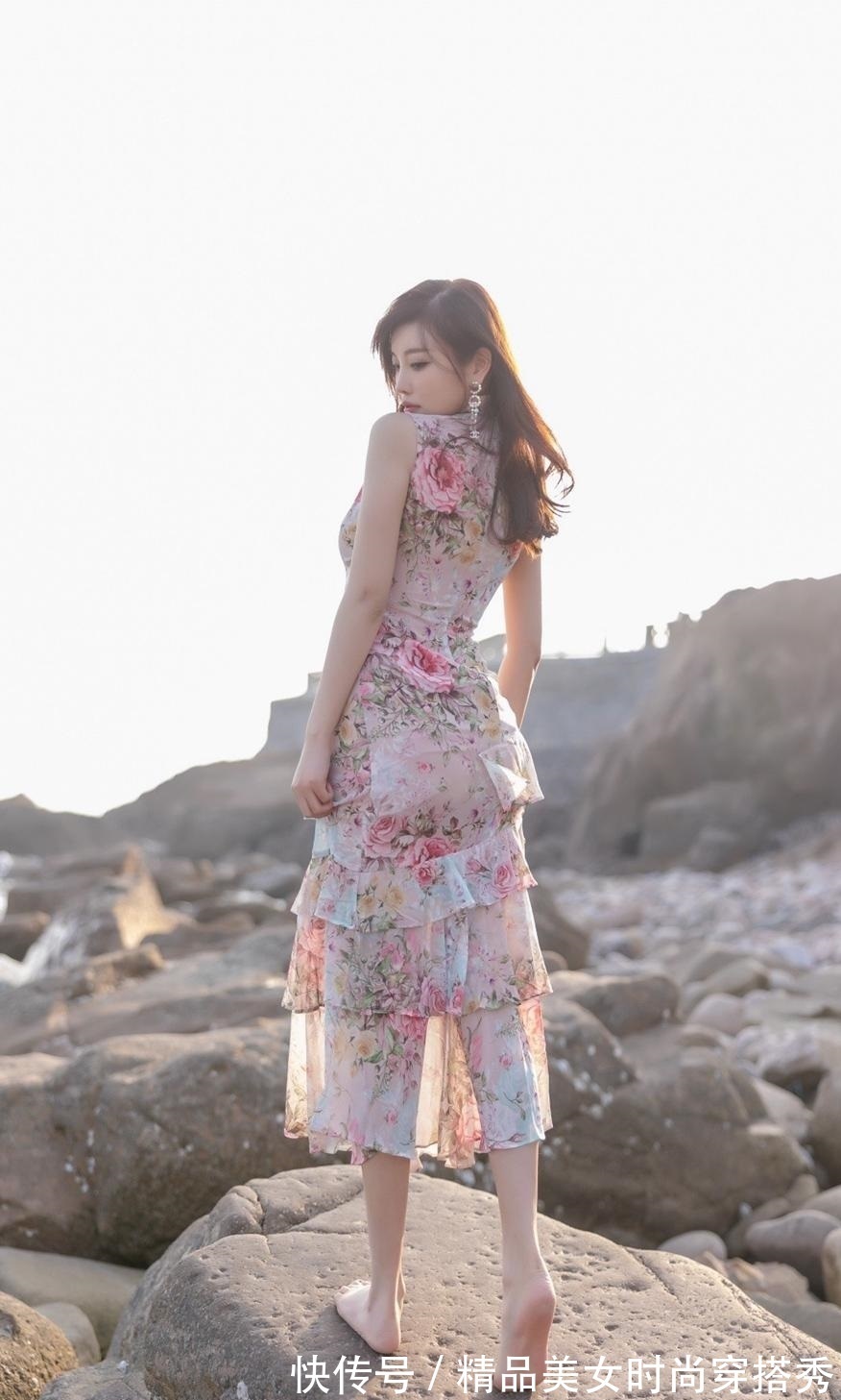 印花 改良版的旗袍连衣裙,用吸睛的印花点缀裙身,优雅范十足