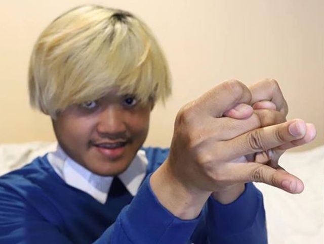 泰国小哥演绎行为艺术，用手指COS小夫，发型的脑洞有点大