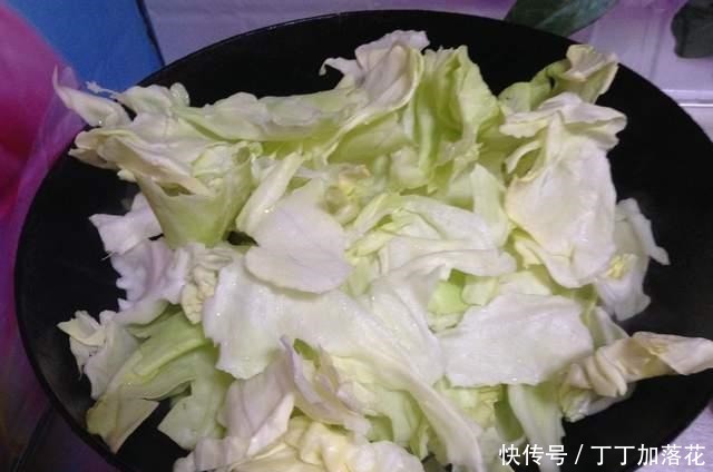 简单|素菜也能变得很好吃,不信试试“麻辣手撕包菜”,简单易学