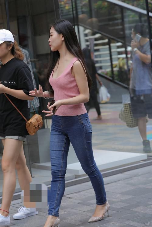 粉色背心搭配牛仔裤,穿一双高跟鞋,小姐姐回头率老高了