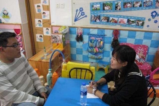 宝妈|7岁男孩穿破衣被嘲笑,老师约见家长,却发现爸爸一身名牌