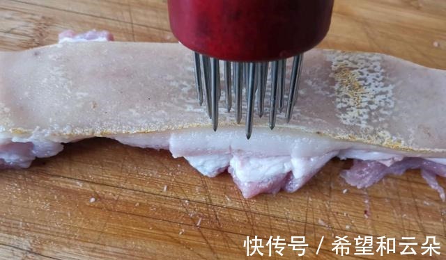 松肉针|五花肉别再红烧了，试试做成脆皮版，色泽金黄，酥脆鲜香，超好吃！