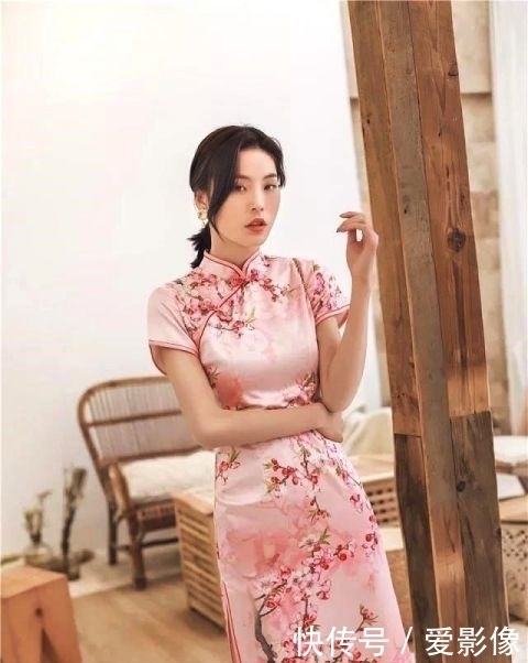 粉色魅力,时尚舒心中长旗袍,描摹女子温婉动人