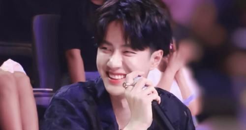 王一博太調皮被誤會，“不滿”選手砸話筒彈飛筆，藏在本后太可愛