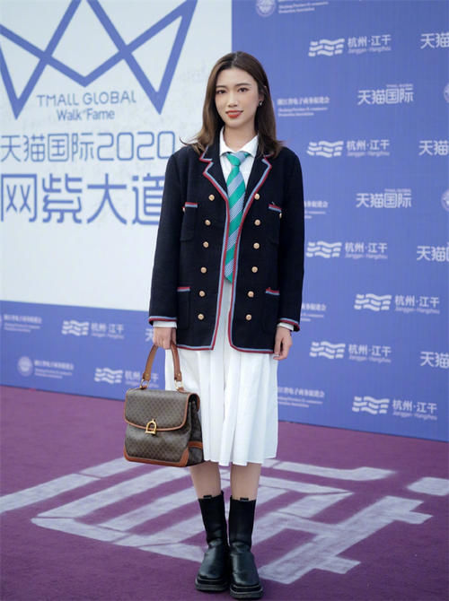 方形脸 方脸的女生适合什么发型、穿搭?送你一份形象指南,够用四五年了
