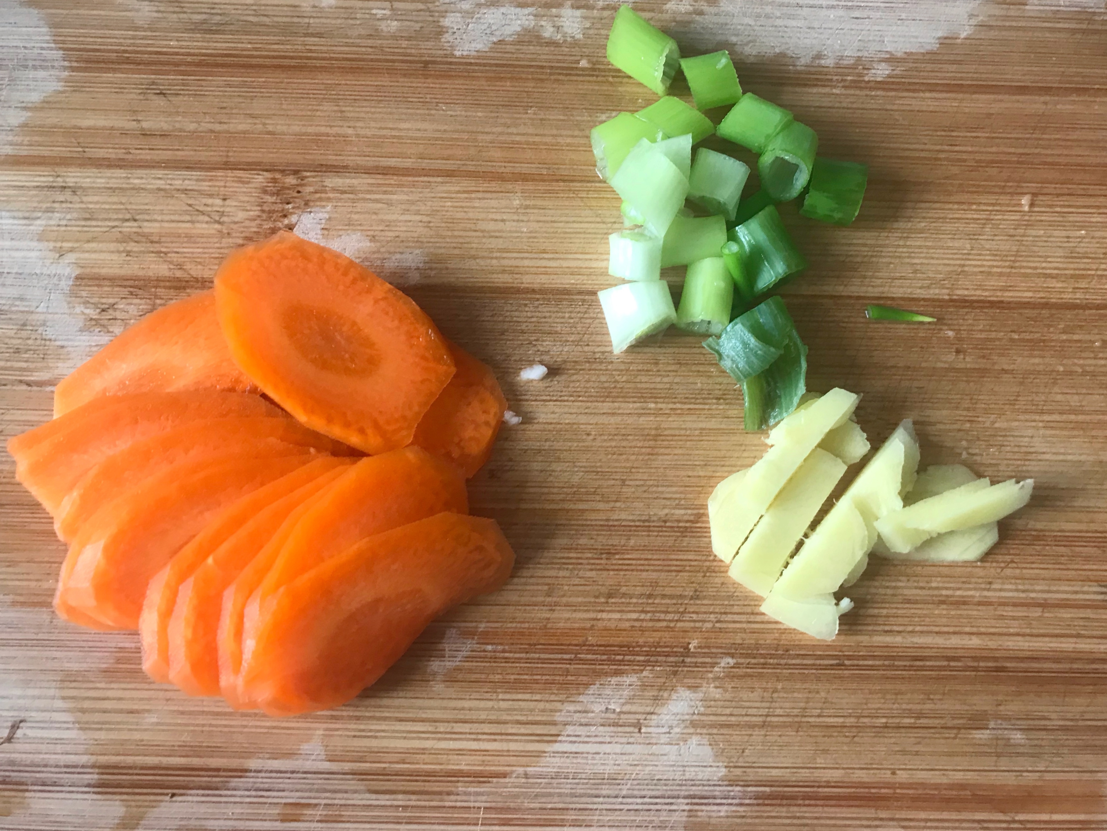 炒莲藕下锅就变黑,老厨师教你1招,加点它,莲藕白净还入味