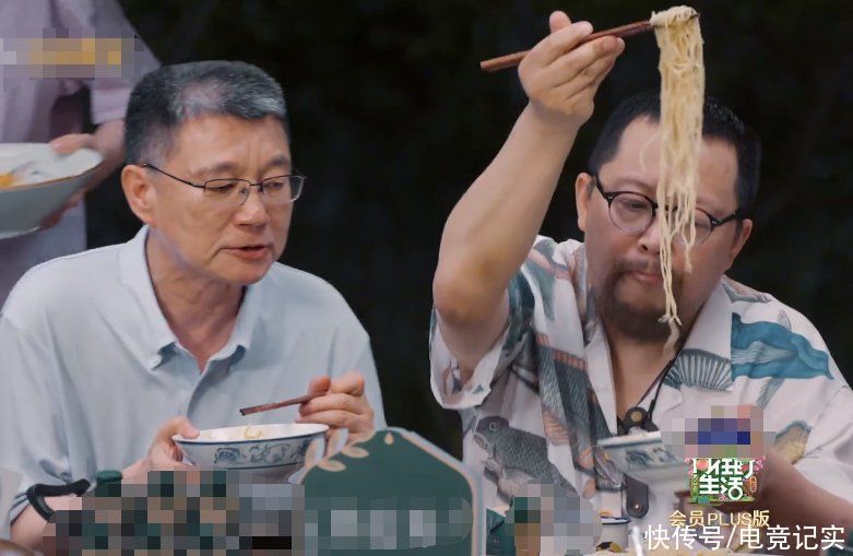 举动|《向往5》嘉宾吃面，张艺兴夹面时的举动，素养高低一望而知