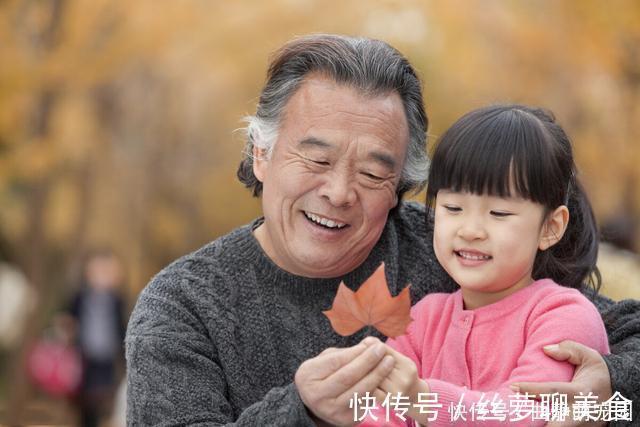 月嫂|老人家帮忙带孩子,过年应不应该给他钱?来听听这些老人说的回答