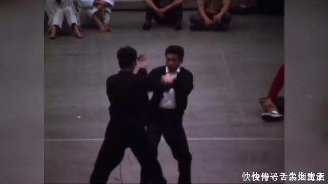 中国武术|李小龙唯一实战录像,对阵空手道冠军自信蒙眼,差距显而易见