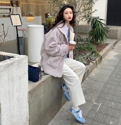 今冬除了靴子，你还差一双“运动鞋”，配各种外套都好看
