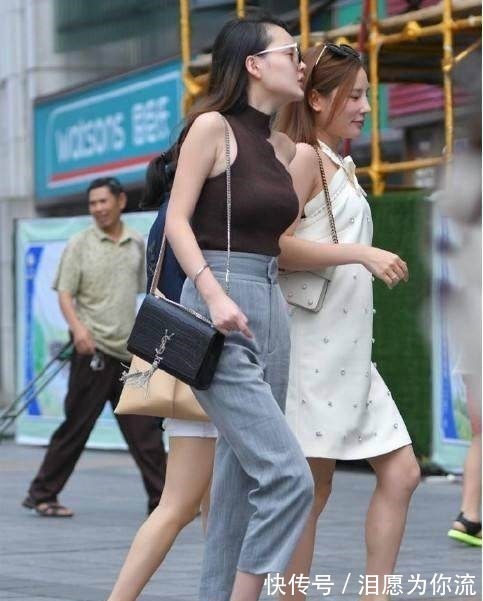 嫩牛五方 “嫩牛五方”再次出现,穿米色打底裤,赚足路人的回头率!