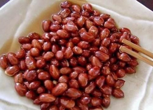 炒花生米,第一步不是先放油多做2步,香脆可口,放1周不返潮