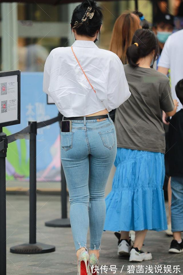 穿搭 白色短款衬衣搭配蓝色破洞牛仔裤，清新时尚，还不失知性美感