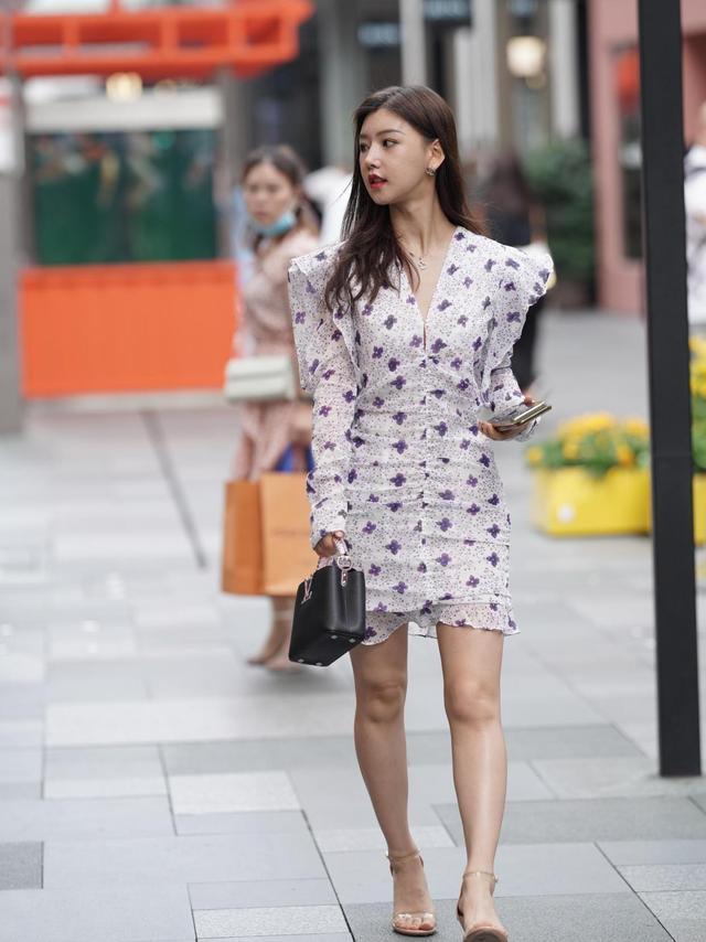 美女街拍:复古风不会过时,让小姐姐神采奕奕,展现不一样的性感与调皮