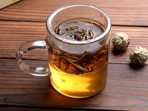 喝茶|用茶叶水喂药，到底对药性影响有多大？医生告诉您