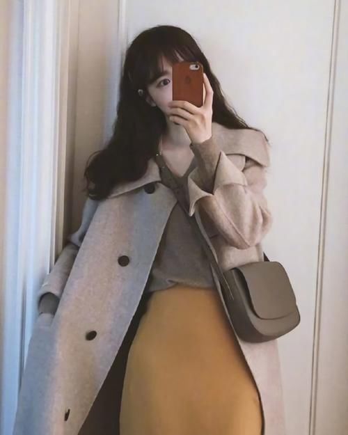 薄呢大衣+衬衫时髦干练，轻松解决“冬日肥”